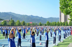 同上壹堂課在陽光灑滿校園的大課間共繪詩意篇章