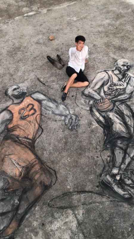 广东湛江大学生烧火棍画钟南山走红!称用砖头上色刻画脸部神韵