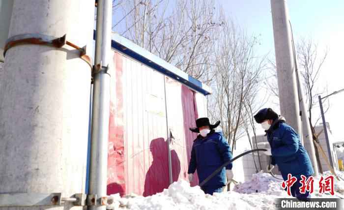 图为供电公司工作人员检查线路。(史轶夫摄) 史轶夫 摄 百人昼夜奋战 为龙江“小汤山”提供电力保障