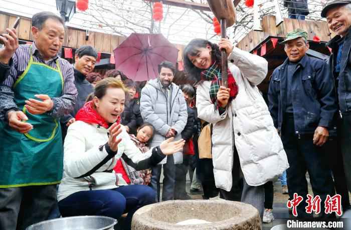 传统年俗打年糕 谢尚国 摄