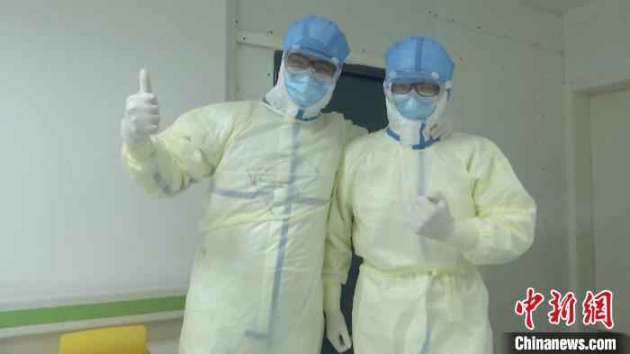 在同事们眼里,王志强(左)是一个阳光、奋进、自信的大男孩。受访人供图 山西95后护师出征武汉战“疫” 父子联手瞒母27天