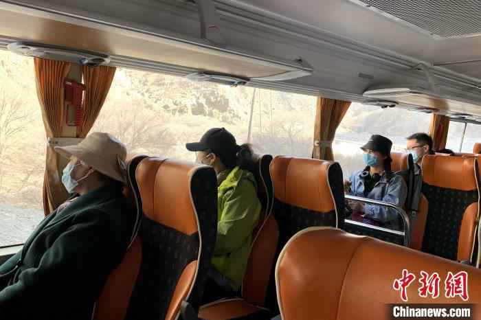 游客在景区大巴车内单排单人就坐。 李佩珊 摄 贺兰山间春风起 游客理性踏青游