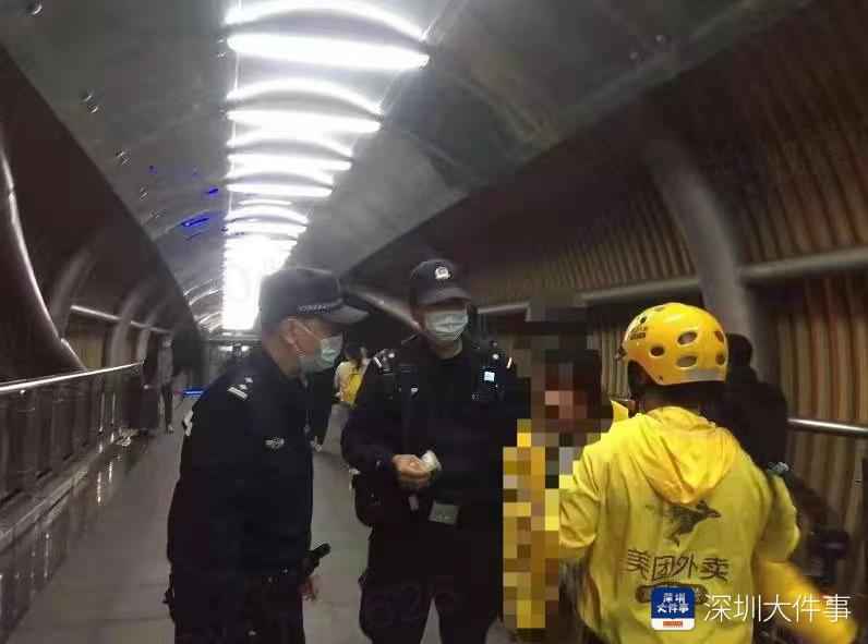 深圳女子患抑郁冲天桥要轻生,一名女外卖员及时发现紧紧抱住