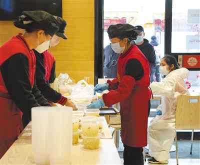 武汉地铁2号线恢复运营 看这些被重新串起的生活