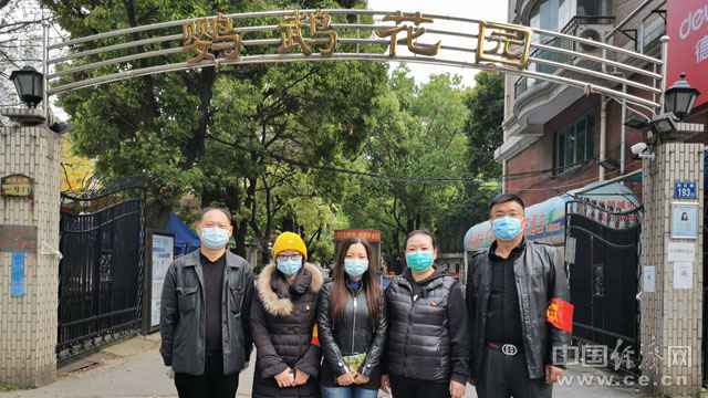 受访者在鹦鹉花园小区门前合影。从左至右依次为蔡斌、金晶、张媛媛、郭凤、李俊。(经济日报-中国经济网记者 邓浩/摄)  社区战“疫”心声:武汉人真的都是英雄!对未来充满希望!